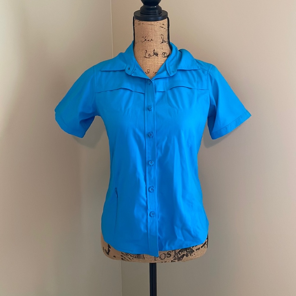 Magellan Sportswear women’s blue vented short-sleeved shirt, XS.